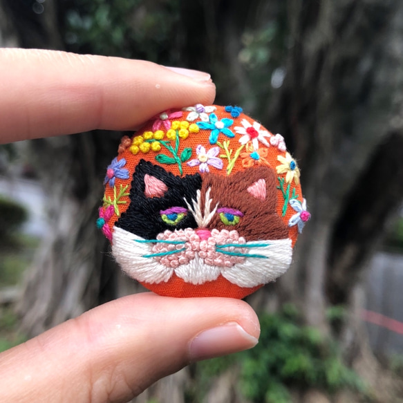 **手刺繍ブローチ** 三毛猫と花 1枚目の画像