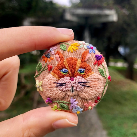 松鼠跟花手刺繍胸針 squirrel and flower hand embroidery brooch 第1張的照片