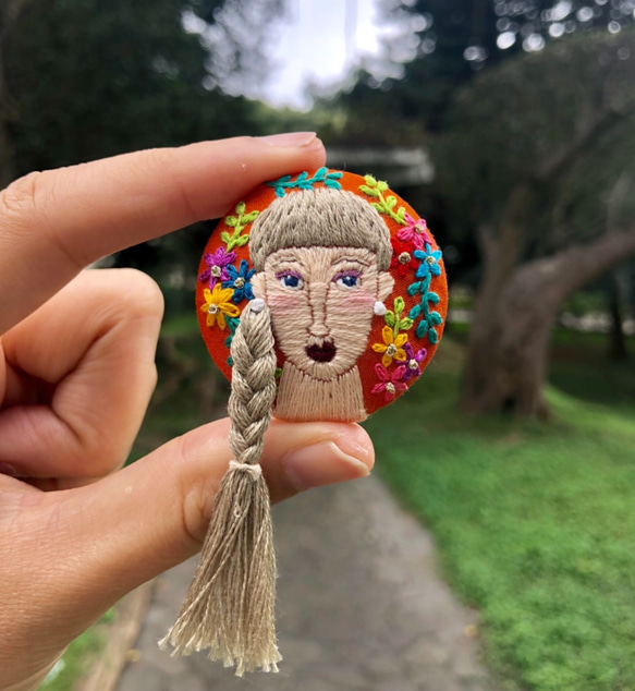 小姐的手刺繍胸針 braid hair girl hand embroidery brooch 第1張的照片