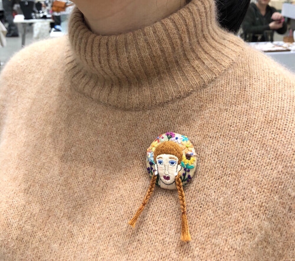 小姐的手刺繍胸針 braid hair girl hand embroidery brooch 第2張的照片