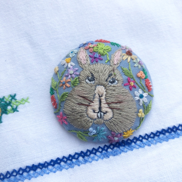 rabbit&flowers hand embroidery brooch 第1張的照片