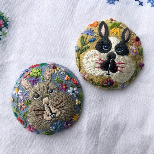 rabbit&flowers hand embroidery brooch 第3張的照片
