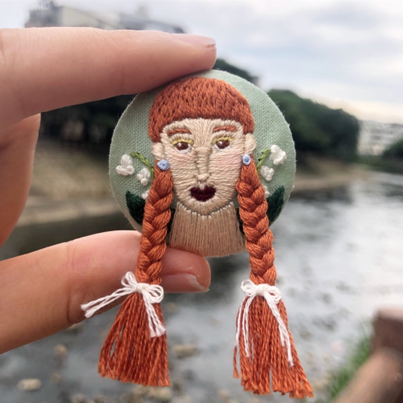 小姐手刺繍胸針 girl hand embroidery brooch 第1張的照片