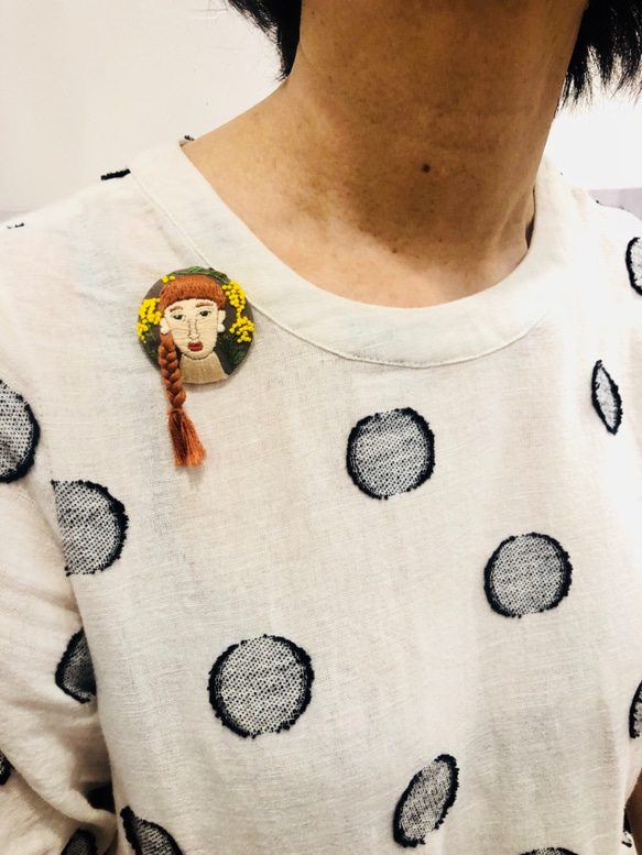 小姐手刺繍胸針 girl hand embroidery brooch 第3張的照片