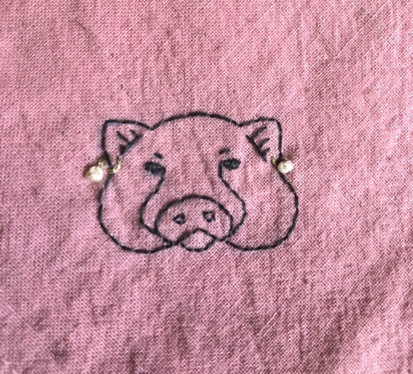 免費送貨　豬手刺繍手帕 pig hand embroidery handcuff 第2張的照片
