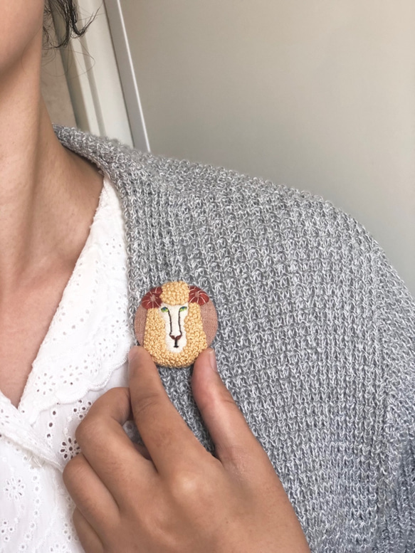 羊手刺繍胸針 sheep hand embroidery brooch 第3張的照片