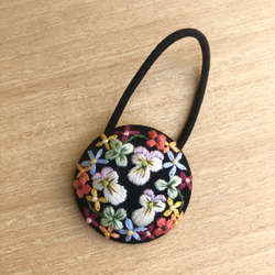 送料無料　**手刺繍ヘアゴム** ビオラと花 1枚目の画像