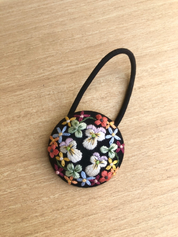 送料無料　**手刺繍ヘアゴム** ビオラと花 1枚目の画像