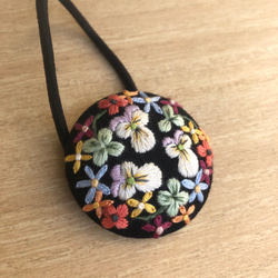 送料無料　**手刺繍ヘアゴム** ビオラと花 2枚目の画像