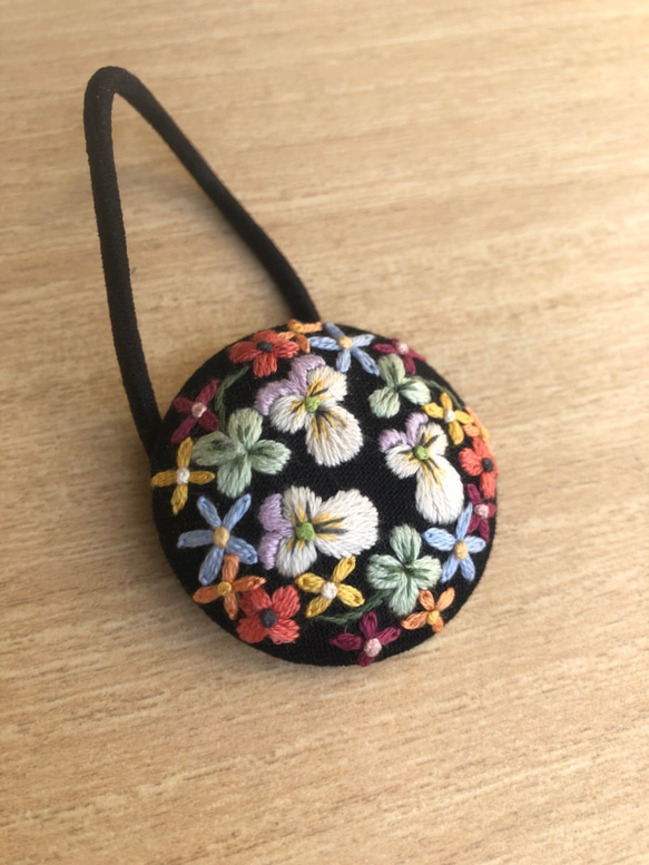 送料無料　**手刺繍ヘアゴム** ビオラと花 2枚目の画像