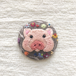 一点物　**手刺繍ブローチ**ぶたと花 動物ブローチ 2枚目の画像