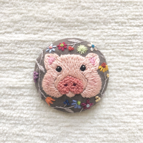 一点物　**手刺繍ブローチ**ぶたと花 動物ブローチ 2枚目の画像