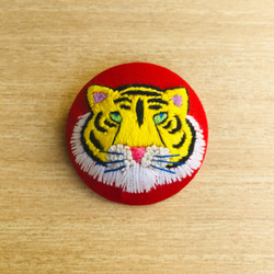 日本国内送料無料　一点物　**手刺繍ブローチ** トラ、動物ブローチ 3枚目の画像