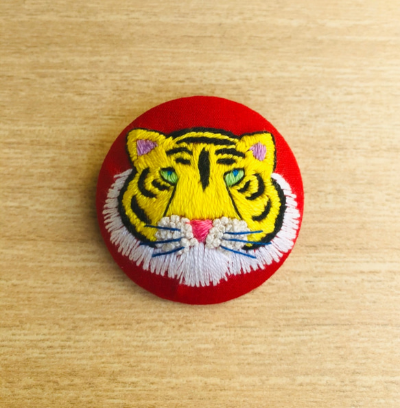 日本国内送料無料　一点物　**手刺繍ブローチ** トラ、動物ブローチ 3枚目の画像
