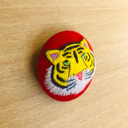 日本国内送料無料　一点物　**手刺繍ブローチ** トラ、動物ブローチ 5枚目の画像