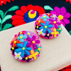 //耳が痛くならない手刺繍イヤリング//カラフルフラワー、花イヤリング、花アクセサリー、華やか 1枚目の画像