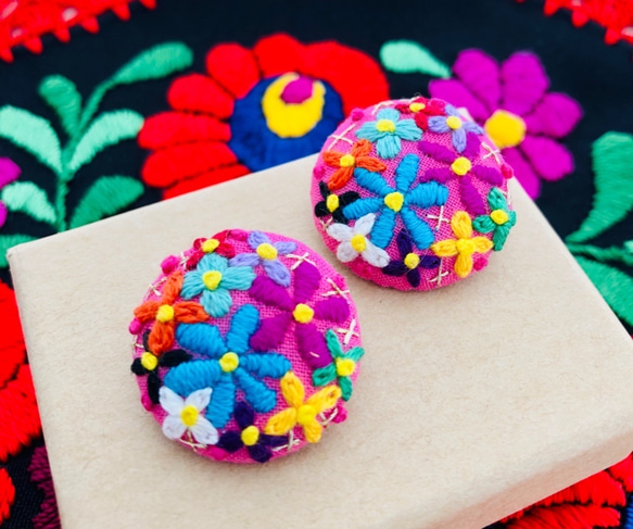 //耳が痛くならない手刺繍イヤリング//カラフルフラワー、花イヤリング、花アクセサリー、華やか 1枚目の画像