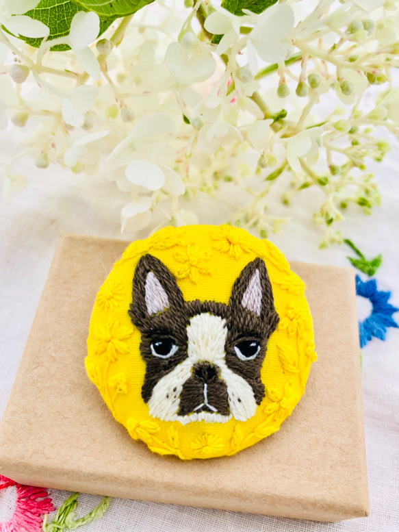 刺繍　ブローチ　ボストンテリア　ハンドメイド 一点物 **手刺繍ブローチ** ボストンテリア、犬ブローチ、お花