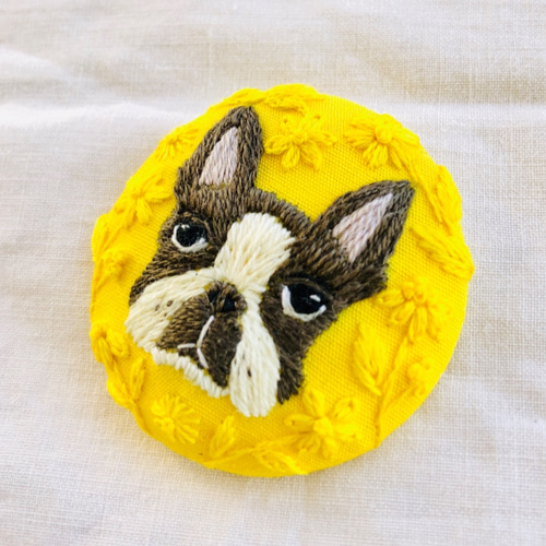 刺繍　ブローチ　ボストンテリア　ハンドメイド 一点物 **手刺繍ブローチ** ボストンテリア、犬ブローチ、お花