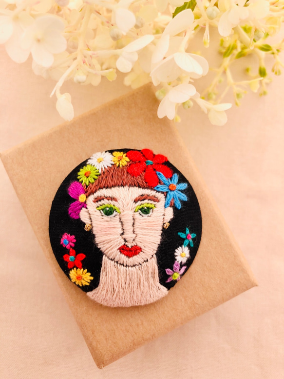 綺麗なお姉さん　ブローチ 綺麗なお姉さんブローチ