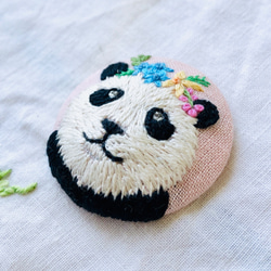 一件**手工刺繡胸針**熊貓胸針，動物胸針，花冠 第2張的照片