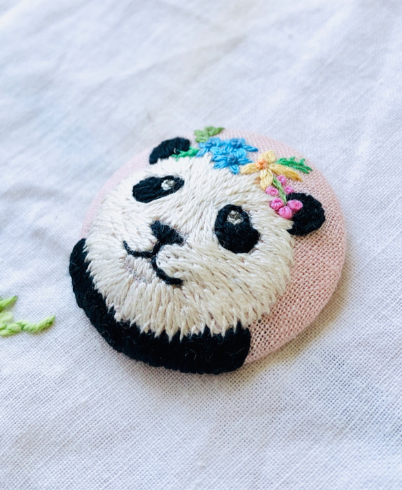 一件**手工刺繡胸針**熊貓胸針，動物胸針，花冠 第2張的照片