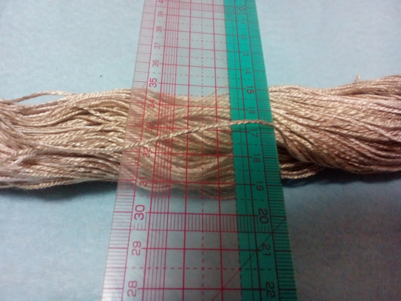 手紡ぎ糸 桜染め シルク 2枚目の画像