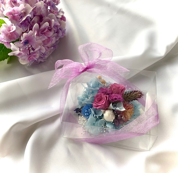 プレゼントに！爽やかブルー&パープルのお花たちのクリアボックス 1枚目の画像
