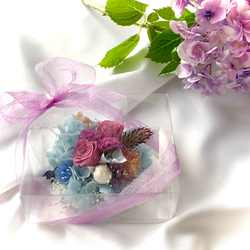 プレゼントに！爽やかブルー&パープルのお花たちのクリアボックス 2枚目の画像