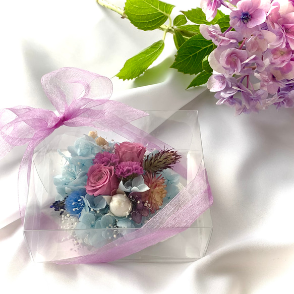 プレゼントに！爽やかブルー&パープルのお花たちのクリアボックス 2枚目の画像
