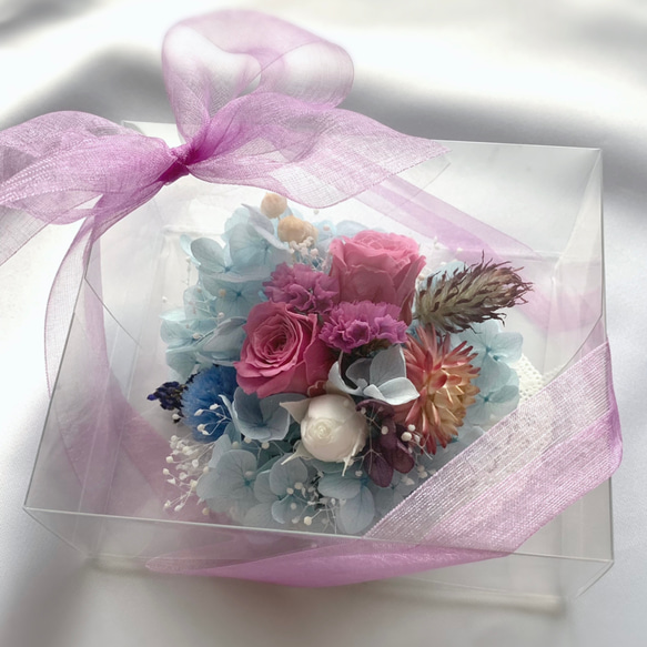 プレゼントに！爽やかブルー&パープルのお花たちのクリアボックス 3枚目の画像