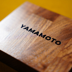 ウォールナットのシンプルな木製の表札 2枚目の画像