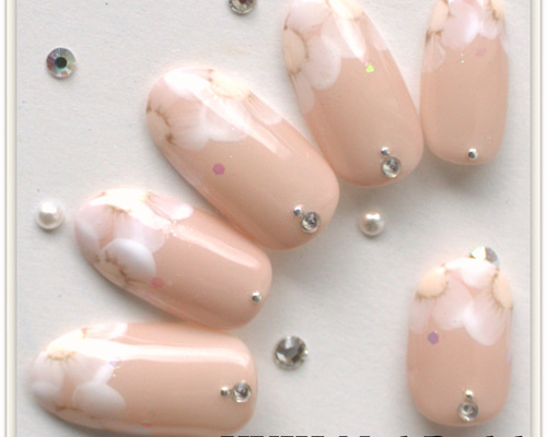 爪先にフラワーフレンチ ネイルチップ（つけ爪） yuki-nail