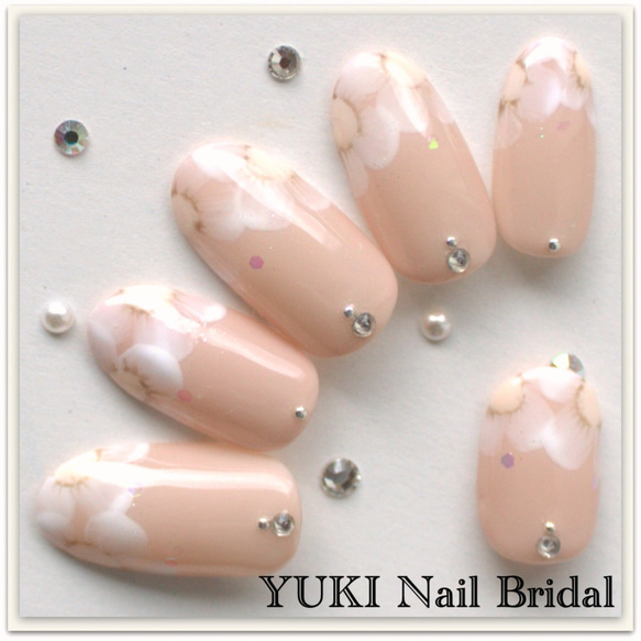 爪先にフラワーフレンチ ネイルチップ（つけ爪） yuki-nail
