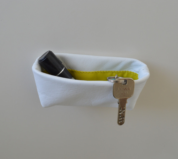 ［受注製作］マグネット付き 本革小物入れ SSサイズ 鍵や印鑑入れにも＊白＊ 5枚目の画像