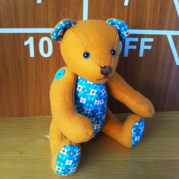 茶色いクマのぬいぐるみ 青い帽子付き 茶色いクマのぬいぐるみ 青い