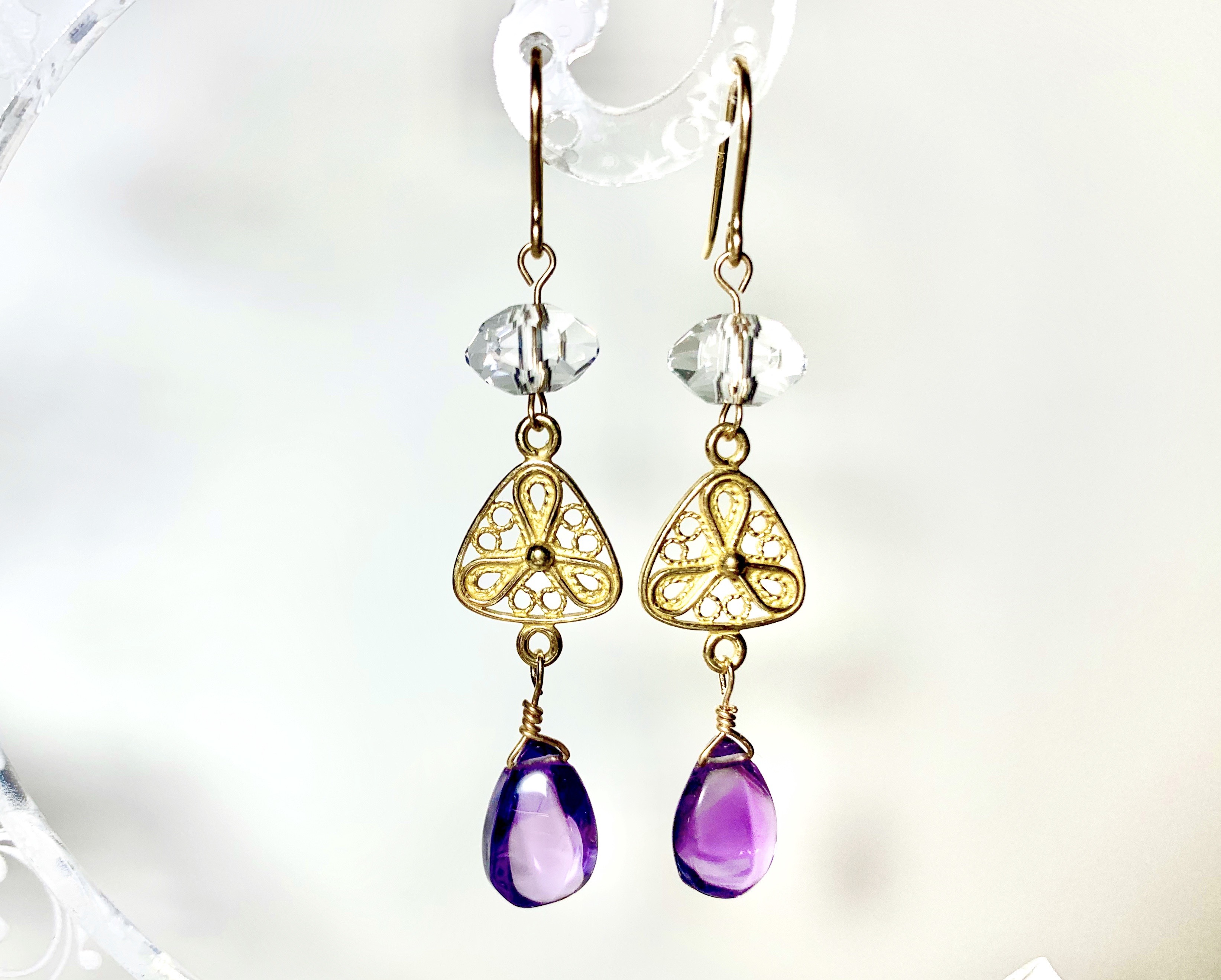 【オマケの石付】を天使エネルギーを宿す ◇癒しと安定・自己統合◇ 水晶 しずく型 ペアシェイプアメジスト ピアス