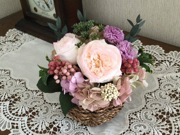 【再販×18】ピンクの縁取りのオールドローズの花籠/お祝い/ギフト/クリアケース入り 6枚目の画像
