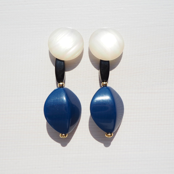 《大ぶりシリーズ》
marblewhite × navy pierce、earring 1枚目の画像