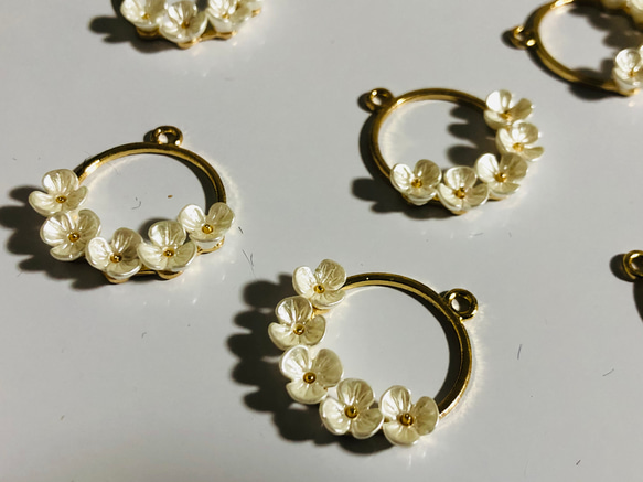 ハンドメイド　アクセサリーパーツ　チャーム　お花 2枚目の画像