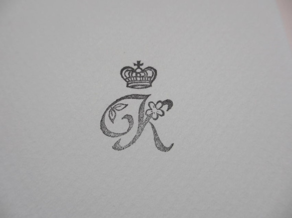 crown initial 第3張的照片