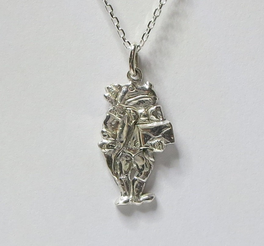 不思議の国のアリス　招待状を持ったカエルのシルバーペンダント