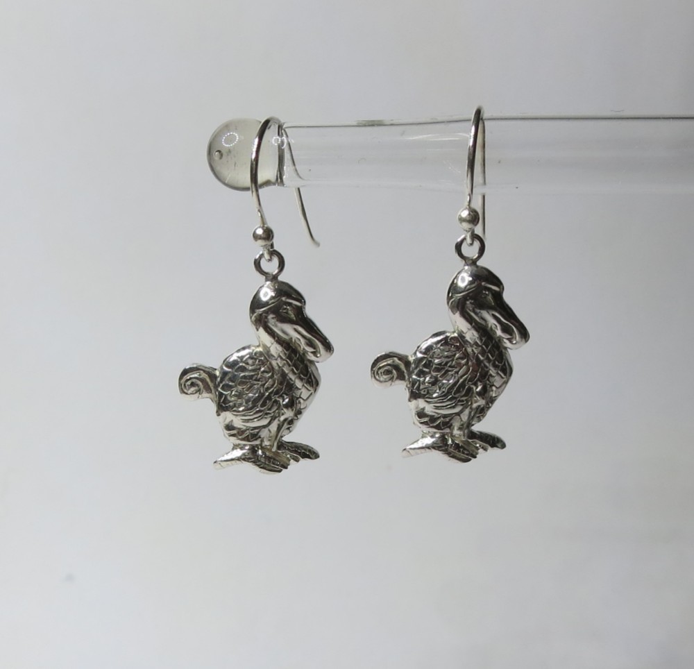 不思議の国のアリス　ドードー鳥の揺れるシルバーピアス