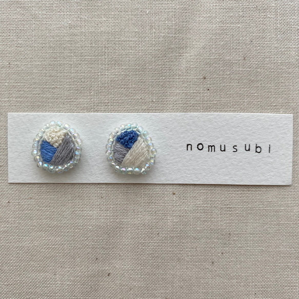 小さなビーズ刺繍ピアス（イヤリング可） 1枚目の画像