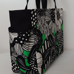 ꕤ受注製作ꕤ　緑×モノトーンフラワー　A4サイズ　サイドポケット　肩掛けトートバッグ 4枚目の画像