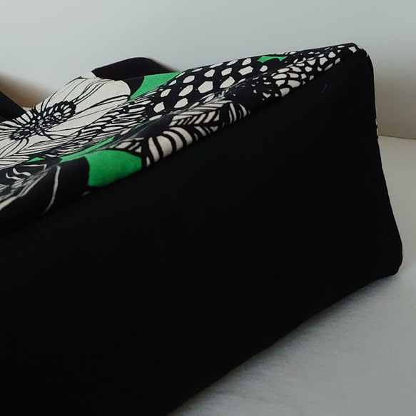 ꕤ受注製作ꕤ　緑×モノトーンフラワー　A4サイズ　サイドポケット　肩掛けトートバッグ 5枚目の画像
