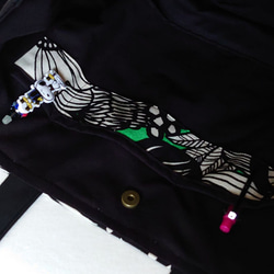 ꕤ受注製作ꕤ　緑×モノトーンフラワー　A4サイズ　サイドポケット　肩掛けトートバッグ 6枚目の画像