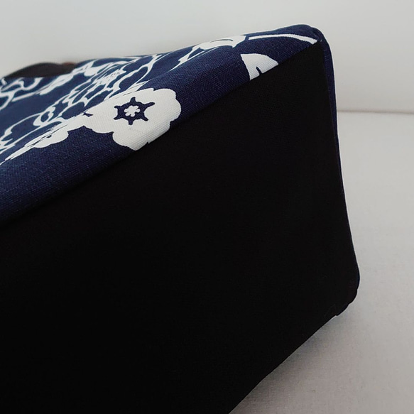 ꕤ受注製作ꕤ　一輪花×ネイビー　Dカン付き　サイドポケット　肩掛けトートバッグ 5枚目の画像