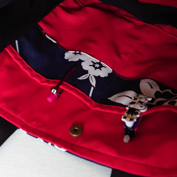 ꕤ受注製作ꕤ　一輪花×ネイビー　Dカン付き　サイドポケット　肩掛けトートバッグ 6枚目の画像