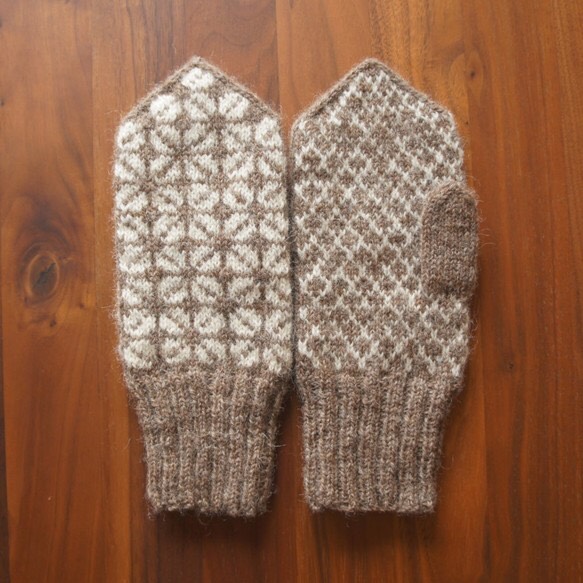 北欧ラトビア伝統柄のミトン（カフェオレ）